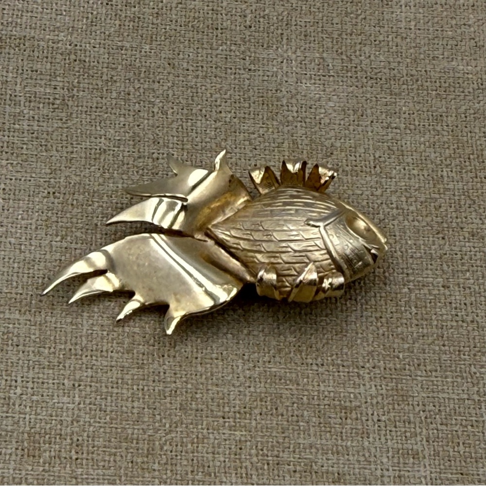 Unique vintage Gold Tone Fish Brooch Pin